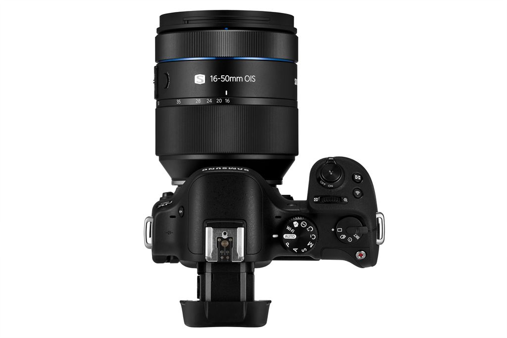 Samsung NX30 esnek elektronik vizör ve yeni lenslerle geliyor