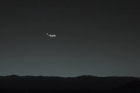 Curiosity Mars yüzeyinden Dünya ve ayın fotoğrafını çekti