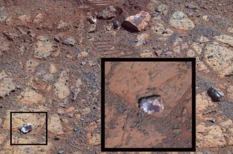 Mars yüzeyinde rastlanan garip cisim uzay aracının kırdığı bir kaya parçasıymış