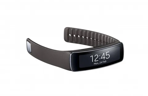 Samsung kavisli AMOLED ekrana sahip egzersiz bilekliği Gear Fit’i duyurdu