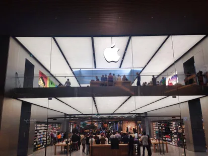 Apple Store Zorlu Center’ın perdeleri indi, mağaza ortaya çıktı