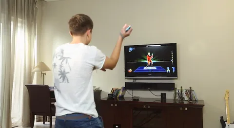 Yeni Apple TV oyunu Dance Party eğlenceyi oturma odasına taşıyor