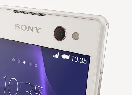 Sony Xperia C3 flaşlı ön kamerasıyla özçekim tutkunlarına hitap ediyor