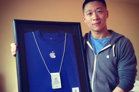 Apple çalışanı Sam Sung son kartvizitini hayır için satışa çıkardı