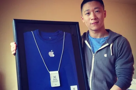 Apple çalışanı Sam Sung son kartvizitini hayır için satışa çıkardı