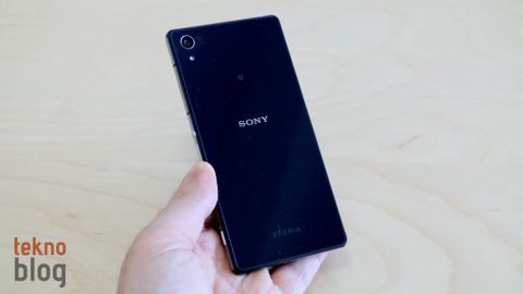 Sony mobil biriminin yöneticisini değiştirdi, akıllı telefon satış tahminlerini aşağı çekti