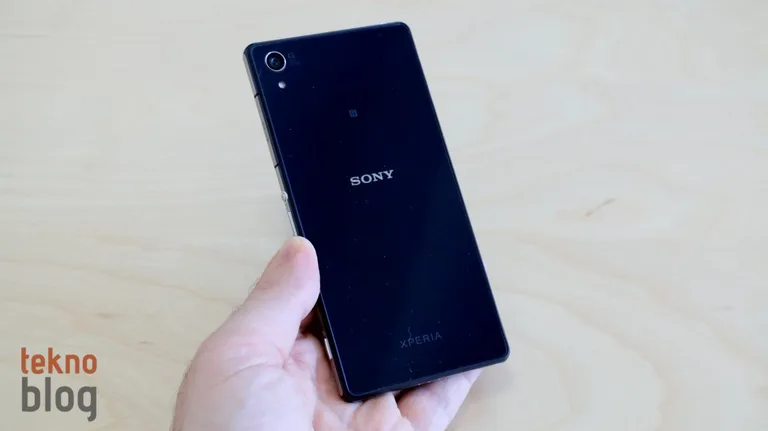 Sony mobil biriminin yöneticisini değiştirdi, akıllı telefon satış tahminlerini aşağı çekti