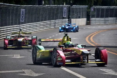 Elektrikli yarış arabalarının serisi Formula E’nin ilk yarışını kazanan Di Grassi oldu