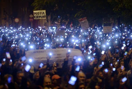 Macaristan’da on binler internet vergisini protesto etmek için sokağa döküldü
