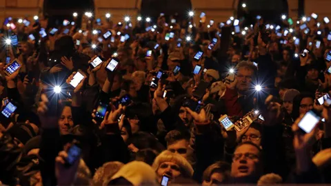 Macaristan internete vergi getirme planından şimdilik vazgeçti