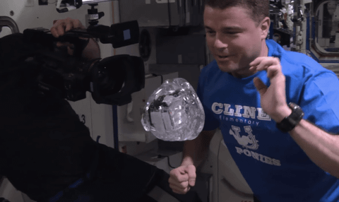 Video: Astronotlar su kabarcığının içine GoPro yerleştirdi