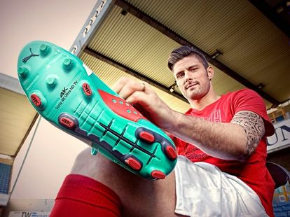 Sony 4K TV’sinin tanıtımını Olivier Giroud’nun kramponlarının altında yapti