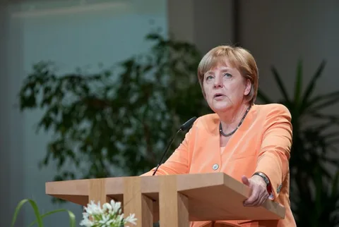 Almanya NSA’nın Angela Merkel’in telefonunu dinlediği iddiasını soruşturmayı bıraktı