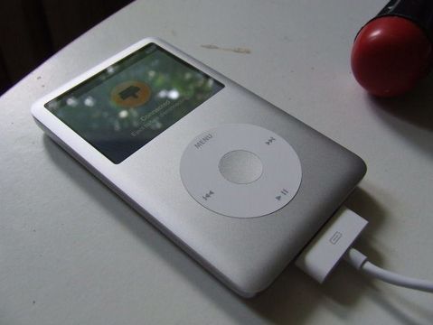 Apple’ın rakip servisler üzerinden indirilen şarkıları iPod’lardan sildiği iddia ediliyor