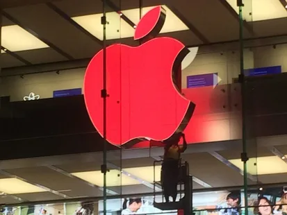 Apple mağazaları Dünya AIDS Günü’nde logolarını kırmızıya çevirdi