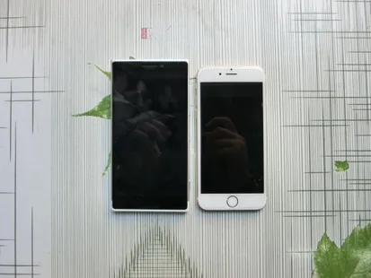 Microsoft’un rafa kaldırılan Lumia telefonu iPhone 6 ile yan yana