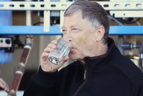 İzleyin: Bill Gates insan dışkısından üretilen temiz suyu içiyor