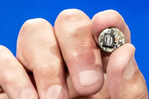 Intel Curie Module herkesin düğme boyutunda giyilebilir bir ürün hazırlamasını mümkün kılıyor