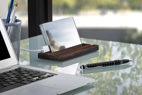 LaCie Mirror ayna tasarımı ve 1 TB kapasitesiyle şıklığı performansla buluşturuyor