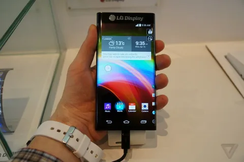 LG Display’in çift taraflı bükülebilir ekranı CES 2015’te sergileniyor