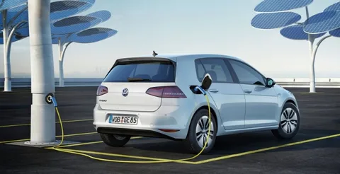 VW Trained Park sistemi ile e-Golf modelleri kendi kendini park edecek