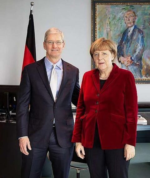 Apple CEO’su Tim Cook Almanya Başbakanı Angela Merkel ile görüştü