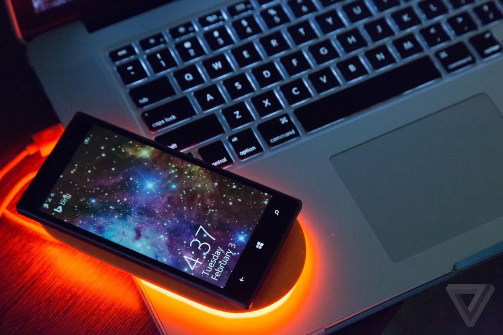 Microsoft’un yeni kablosuz şarj ünitesi masaları neon ışığıyla aydınlatacak