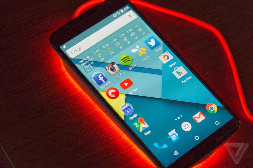 Microsoft’un yeni kablosuz şarj ünitesi masaları neon ışığıyla aydınlatacak