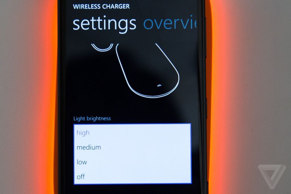 Microsoft’un yeni kablosuz şarj ünitesi masaları neon ışığıyla aydınlatacak