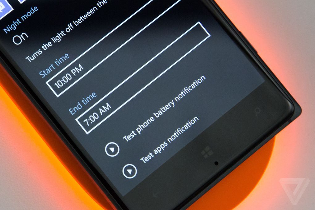 Microsoft’un yeni kablosuz şarj ünitesi masaları neon ışığıyla aydınlatacak