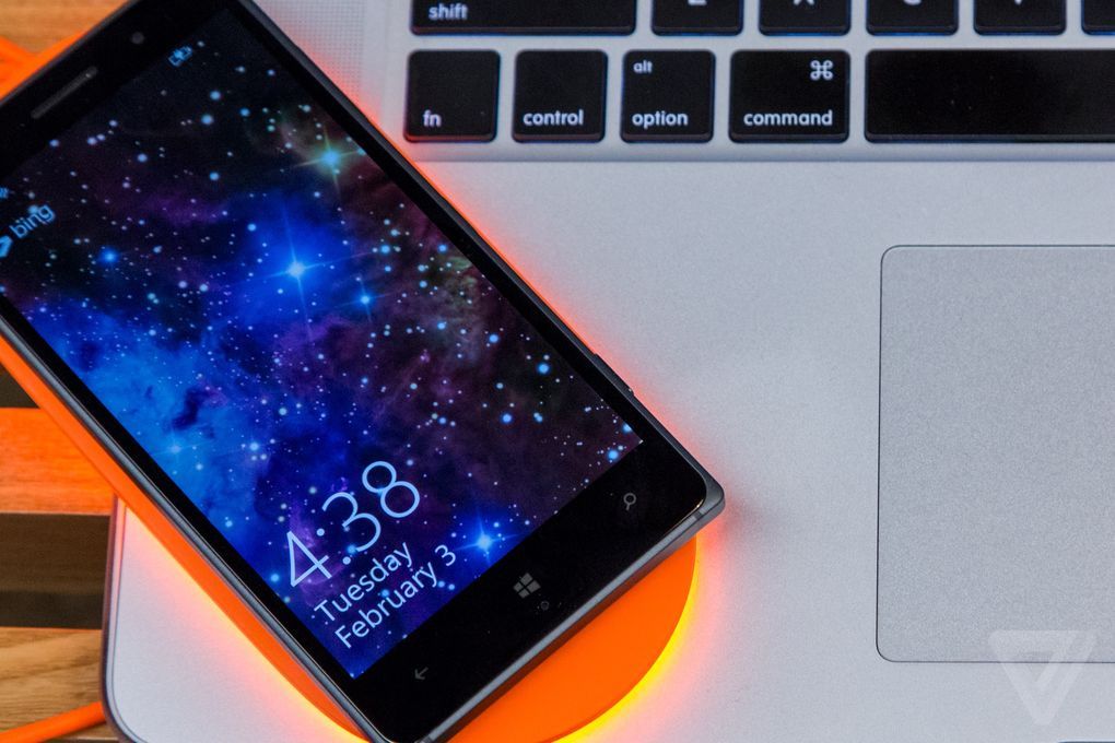 Microsoft’un yeni kablosuz şarj ünitesi masaları neon ışığıyla aydınlatacak