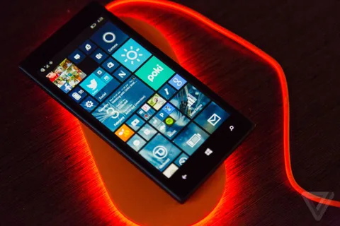 Microsoft’un yeni kablosuz şarj ünitesi masaları neon ışığıyla aydınlatacak