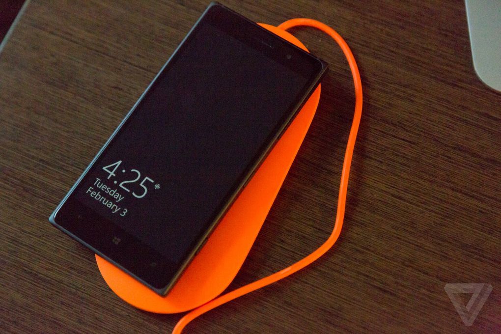 Microsoft’un yeni kablosuz şarj ünitesi masaları neon ışığıyla aydınlatacak