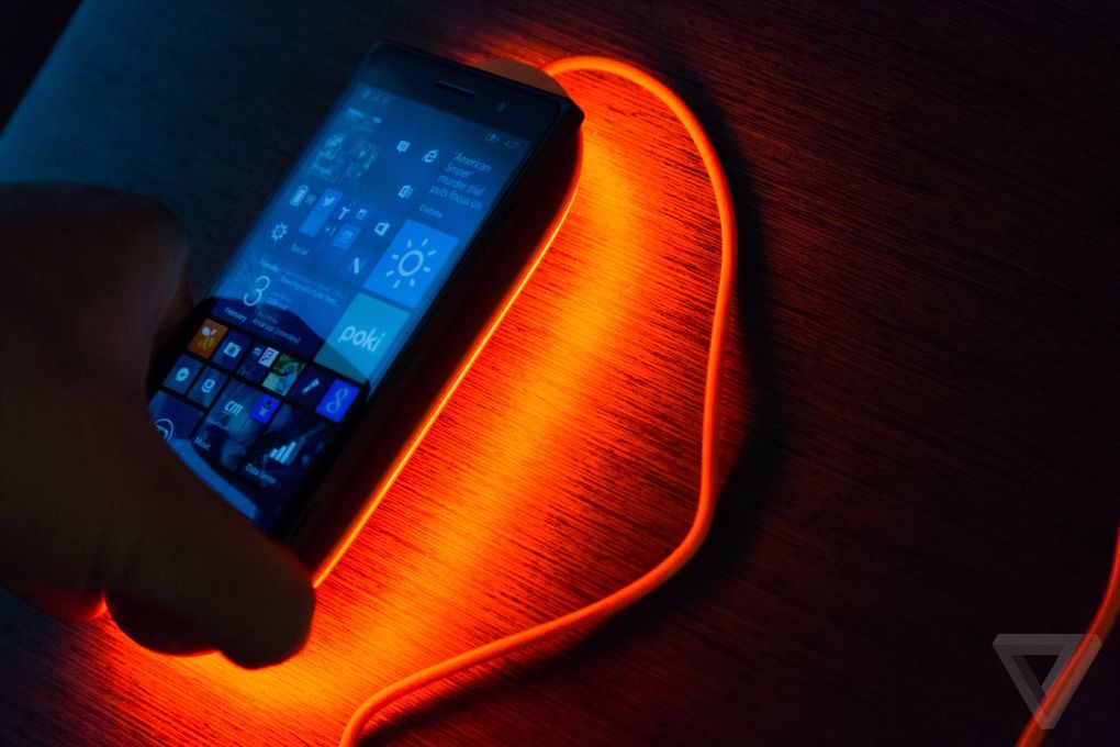 Microsoft’un yeni kablosuz şarj ünitesi masaları neon ışığıyla aydınlatacak