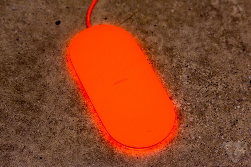 Microsoft’un yeni kablosuz şarj ünitesi masaları neon ışığıyla aydınlatacak