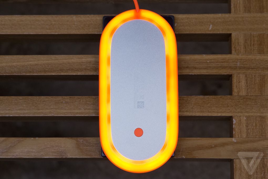 Microsoft’un yeni kablosuz şarj ünitesi masaları neon ışığıyla aydınlatacak