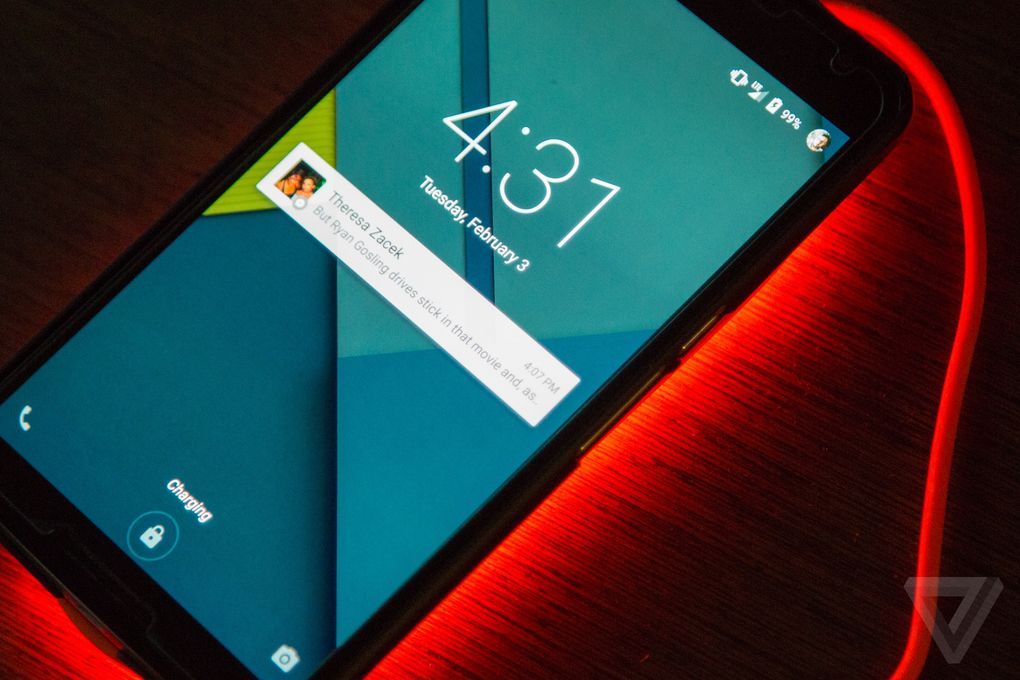 Microsoft’un yeni kablosuz şarj ünitesi masaları neon ışığıyla aydınlatacak