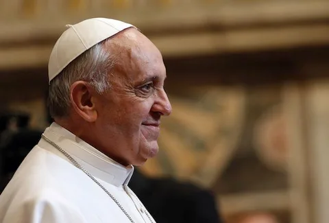 Papa Francis: Yemek masasına telefonlarla oturmayın