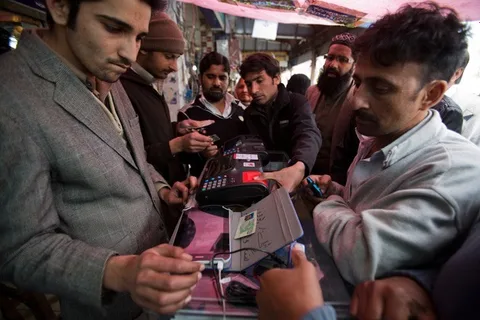 Pakistan cep telefonu kullanıcılarından parmak izlerini vermelerini istiyor