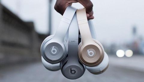 Beats Solo2’nin altın rengi, gümüş ve uzay grisi renk seçenekleri görücüye çıktı