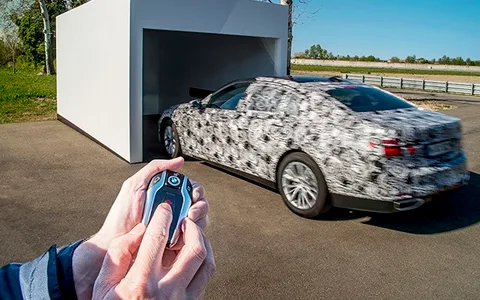 BMW yeni 7 serisinde uzaktan kumandayla park imkanı sunacak
