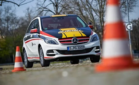 Daimler elektrikli otomobillerle gençlere araba kullanmayı öğretiyor