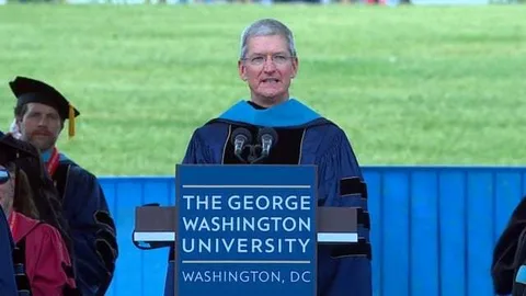 Apple CEO’su Tim Cook George Washington Üniversitesi’nin diploma töreninde konuştu
