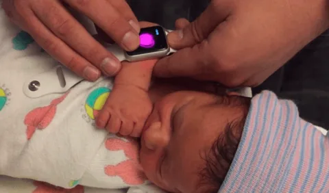 Anne ve babalar Apple Watch ile yeni doğan bebeklerinin kalp atışlarını paylaşıyor
