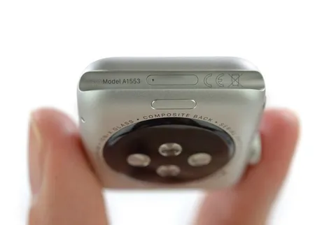 Apple Watch’ta gizlenen port şarj ve diğer aksesuarlar için kullanılabilir