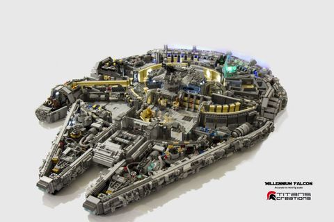 Yıldız Savaşları’nın meşhur kargo gemisi Millennium Falcon 10 bin Lego parçası ile yeniden inşa edildi