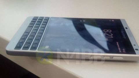 Daha kavisli bir BlackBerry Passport geliyor