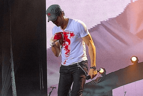 Enrique Iglesias konser sırasında drone ile elini yaraladı