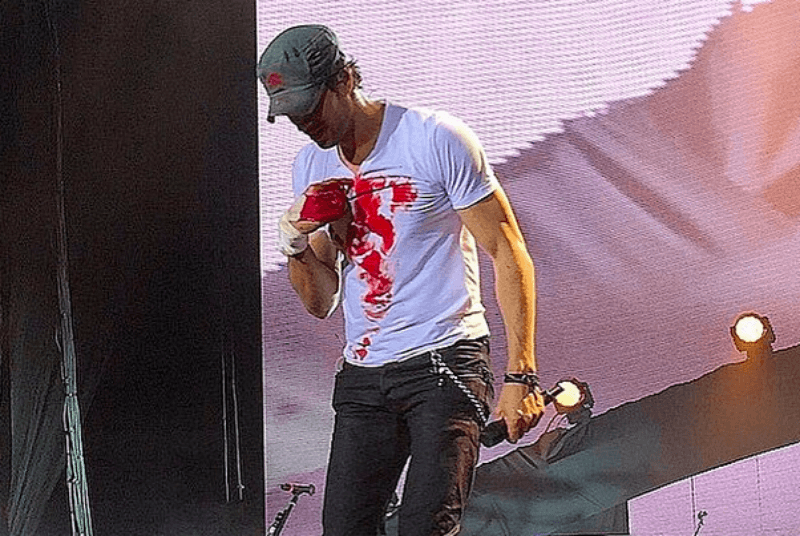 Enrique Iglesias konser sırasında drone ile elini yaraladı