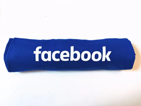 Facebook’un yeni logosu eskisinden daha sıradan gözüküyor